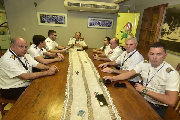 Pilotos piden eliminar tarifas “abusivas” que aplicó la Dinac - Economía - ABC Color