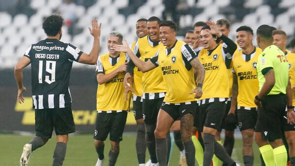 Botafogo vence a Bahía y sigue líder en Brasil