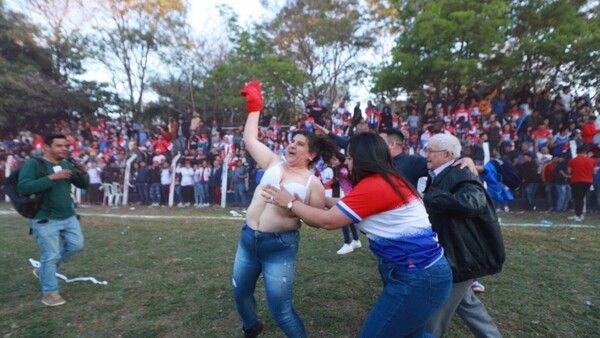 El alocado festejo de una hincha por el campeonato de su club en Guarambaré