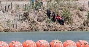 La Nación / Ni boyas ni alambres de púas paran a los migrantes