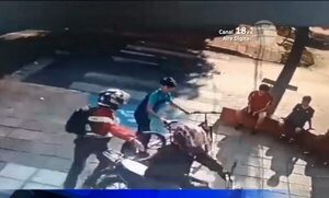 ¡Lamentable! Así motochorros asaltaron a adolescentes en Asunción | Telefuturo
