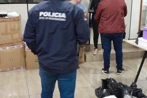 Hurtan cheques y dinero en efectivo de juguetería en Santa Rita
