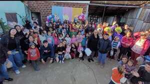 Comité de Mujeres Cambyreteñas lleva alegría y música a los niños del barrio Jardín