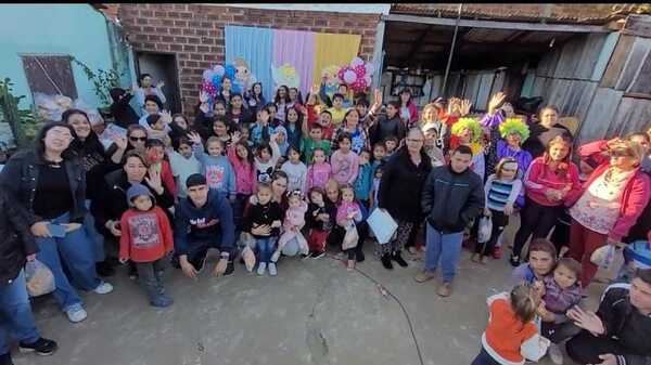 Comité de Mujeres Cambyreteñas lleva alegría y música a los niños del barrio Jardín