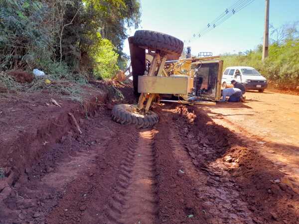 Motoniveladora vuelca durante trabajos de ensanchamiento en camino vecinal