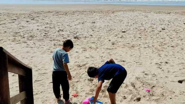 Tras campaña solidaria, Nico ya conoció el mar
