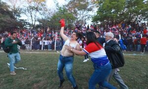 ¡Doña festejó por el título de su equipo sacándose la ropa!