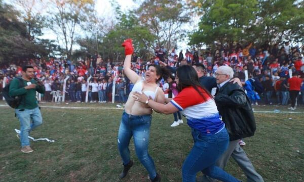 ¡Doña festejó por el título de su equipo sacándose la ropa!