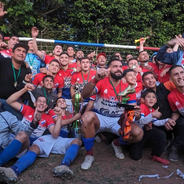 Versus / Mario Ricardo, un "Emperador" que hace historia en el fútbol de tierra adentro