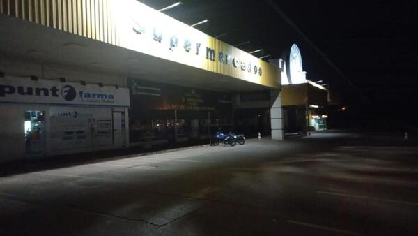 Guardias de supermercado se enfrentan a tiros con asaltantes en Ciudad del Este