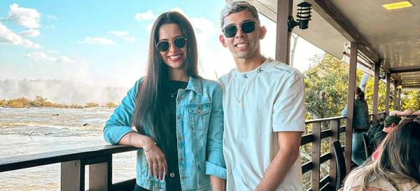 Julio Enciso llevó a su novia a Inglaterra para que sea su enfermerita