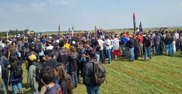 El Club de ciencias de la FIUNA participó de competencia aeroespacial en Sao Paulo