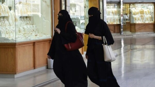 Francia prohibirá en las escuelas la abaya, túnica usada por musulmanas