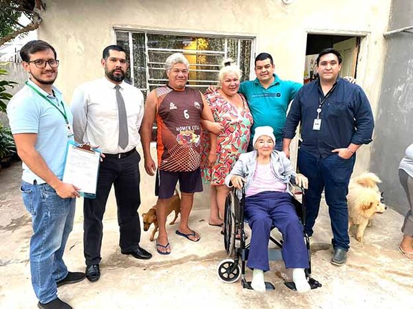 Fundación Tesãi entregó silla de ruedas a abuelita del barrio San Miguel | DIARIO PRIMERA PLANA