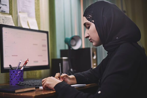 Prohíben la abaya islámica en las escuelas de Francia: "No es el lugar para hacer proselitismo religioso" - El Trueno