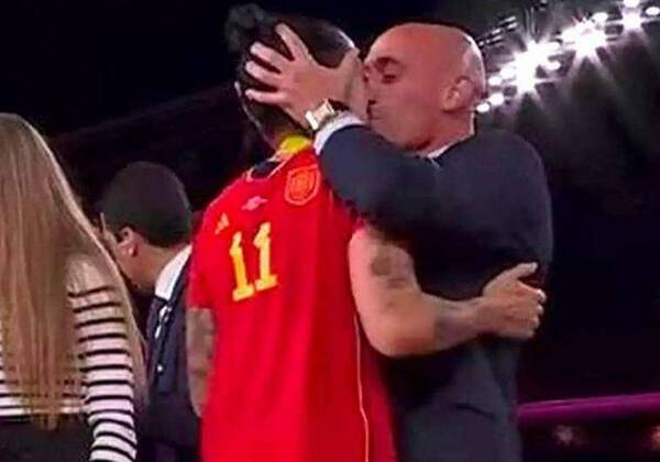 Tras escandaloso beso “impulsivo y machista”, entra en huelga de hambre la mamá del protagonista