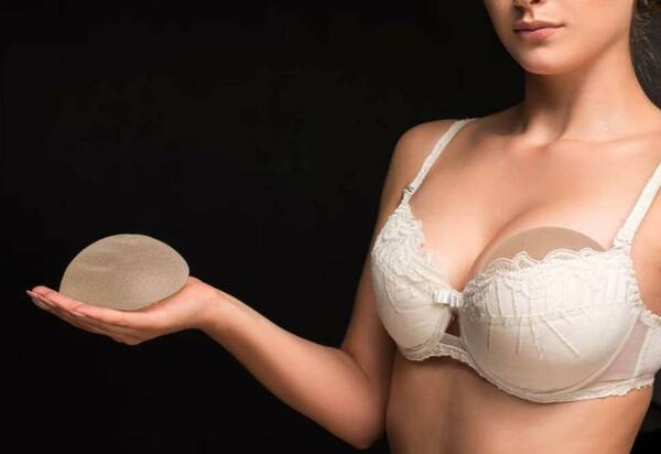 ¡Impactante! Le dispararon a la altura del corazón y le reventaron los implantes