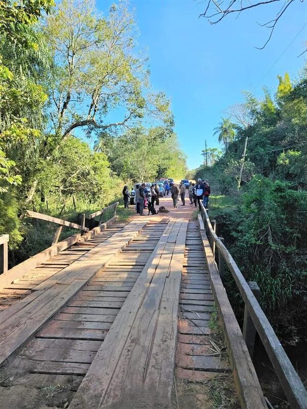 Piden reparar puente de madera que colapsó y dejó aislada a comunidades de Ybytymí - Nacionales - ABC Color