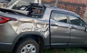Automovilista herido tras chocar contra columna y volcar
