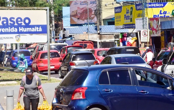 Caótico tránsito y autos en veredas en Luque •