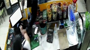 Violento asalto a local de empanadas, a media cuadra de dependencia policial en PJC