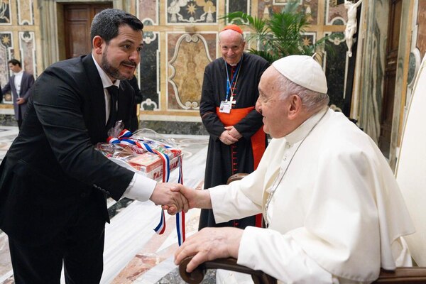 Diario HOY | Diputado Latorre tuvo un encuentro con el Papa Francisco en el Vaticano