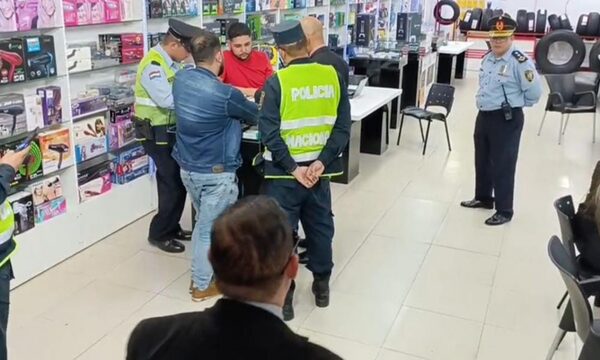 Intervienen locales comerciales por estafa y robo en el microcentro de CDE