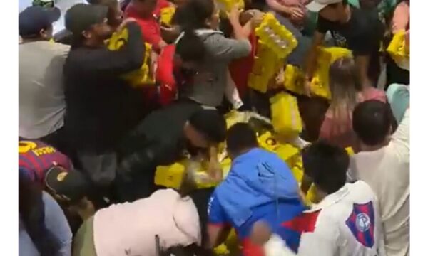 (VIDEO)¡Locura total por ofertas de cervezas!