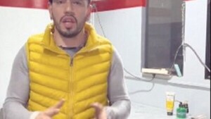 Mecánico recibe donaciones de abrigos a cambio de su servicio