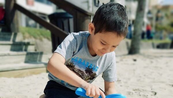 El pequeño con cáncer terminal cumplió su sueño de conocer el mar