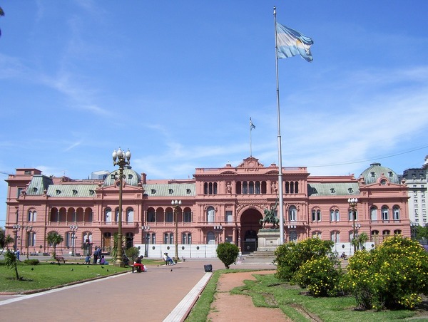 Unos 5,5 millones de trabajadores recibir谩n un bono de 60.000 pesos del Gobierno argentino - Revista PLUS