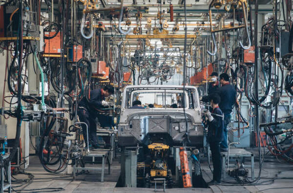 Trabajadores de GM, Ford y Stellantis en EEUU autorizan a su sindicato a convocar huelgas - Revista PLUS
