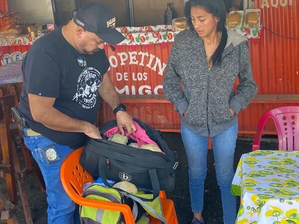 Detienen en Cruce Bella Vista a una mujer con dos bolsos repletos de drogas - Policiales - ABC Color