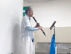 Video: doctor comparte su relajante música en los pasillos del IPS - Nacionales - ABC Color