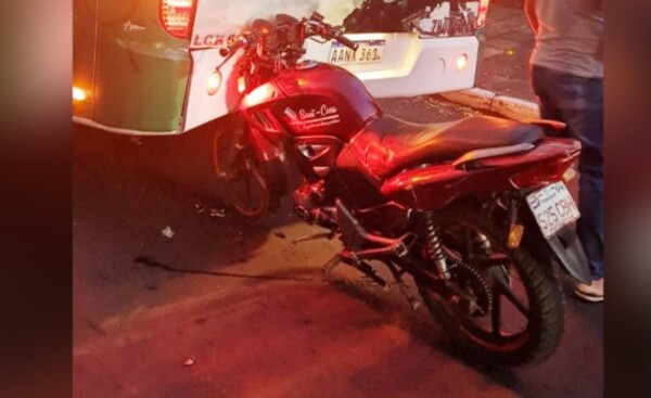 Motociclista choca contra bus eléctrico en Remansito