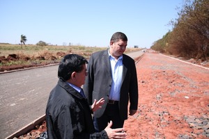 Gobernador verifica obra de empedrado dejada por su antecesor Roberto Abbate