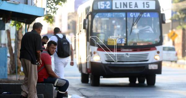 La Nación / Es posible bajar el costo del pasaje tras reducción del precio de combustible, dice senador