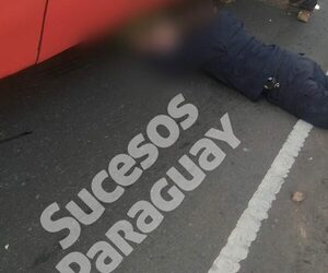 Se tiró bajo un colectivo en movimiento