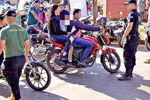 Multarán en más de G. 2 millones a motociclistas que no usen casco en CDE - La Clave