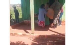 Por falta de ambulancia, abuelita fue trasladada en carrocería de patrullera
