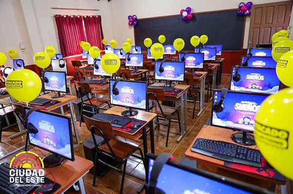 Grupo empresarial dona 30 computadoras a colegio de CDE