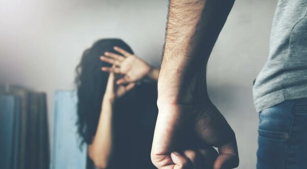 Oficial raptó a su ‘novia’ de 15 años: la abandonó tras golpearla salvajemente