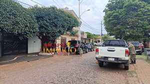 Hurtan vehículo de la jefa zonal de la ANDE de su propia vivienda - Radio Imperio 106.7 FM