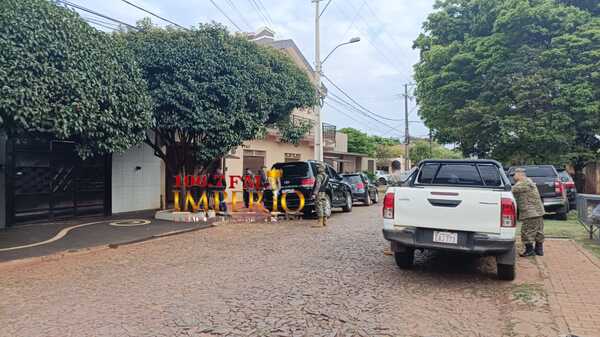 Hurtan vehículo de la jefa zonal de la ANDE de su propia vivienda - Radio Imperio 106.7 FM