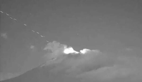 ¿Marcianos armaron farra en la Tierra?: insólita caravana de luces sale de un volcán