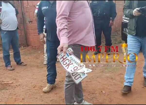 Hallan en Brasil chapa del vehículo de jefa zonal de la ANDE que fue hurtado - Radio Imperio 106.7 FM
