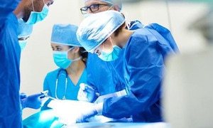 Extraen lombriz intestinal viva de 8 centímetros del cerebro de una mujer