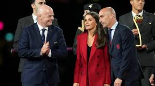 La FIFA estudia sanción de hasta 15 años por “beso indebido” | 1000 Noticias