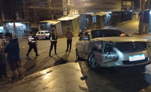 Aparatoso choque de vehículos en el microcentro de CDE