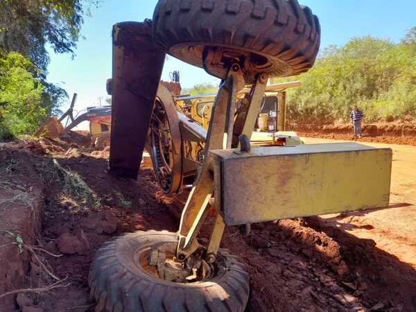 Motoniveladora volcada solo sufrió rotura del parabrisas